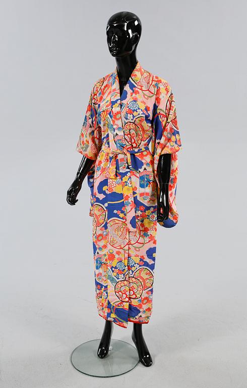KIMONOS, 3 st, samt MORGONROCK, Japan, 1900-talets andra kvartal.