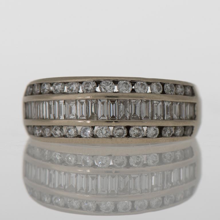 RING, baguette- och briljantslipade diamanter, 14K vitguld.