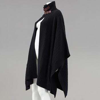 A black knitten wollponcho by Ralph Lauren.