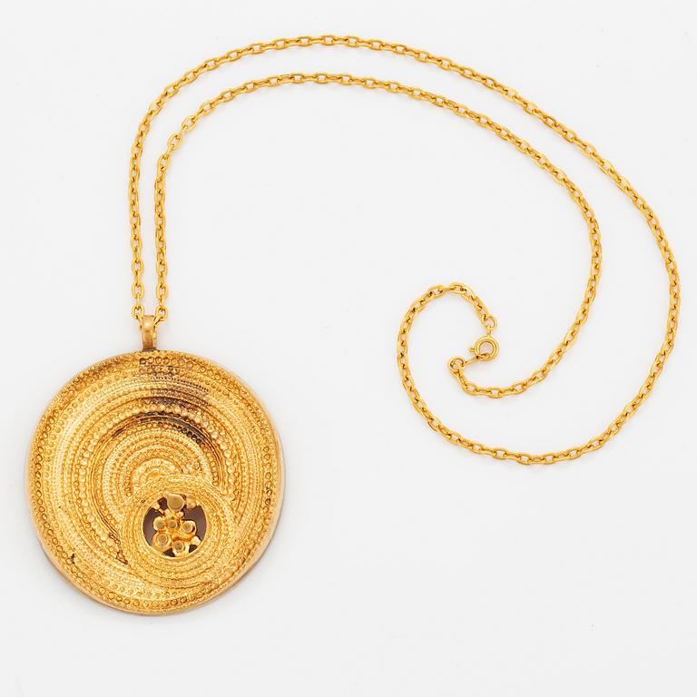 A Jorma Laine pendant with a chain in gilded bronze, "Chic".