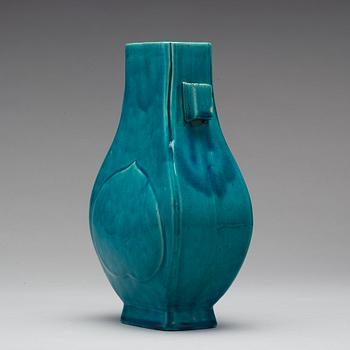 A turquoise glazed vase, Qing dynasty, Kangxi (1662-1722).