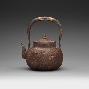 224. A Japanese teapot with cover, Meiji (1868-1912).