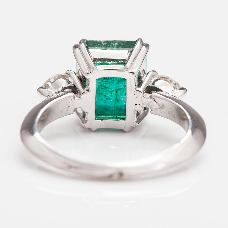 An 18K white gold ring with a ca. 3.50 ct emerald and ca. 0.36 ct of diamonds.