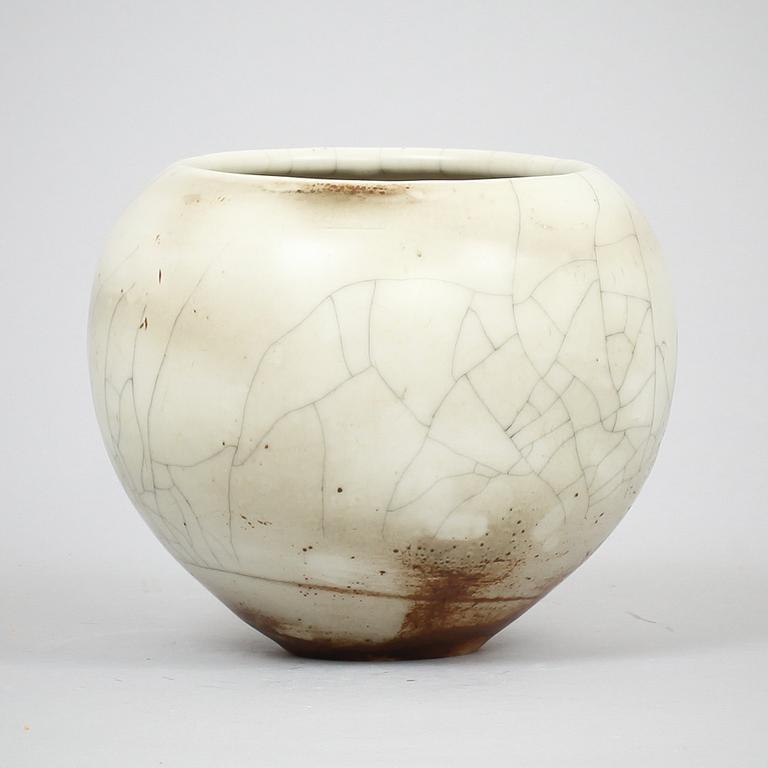 VAS, stengods, möjligen Toini Muona, otydlig sign. 1900-talets andra hälft.