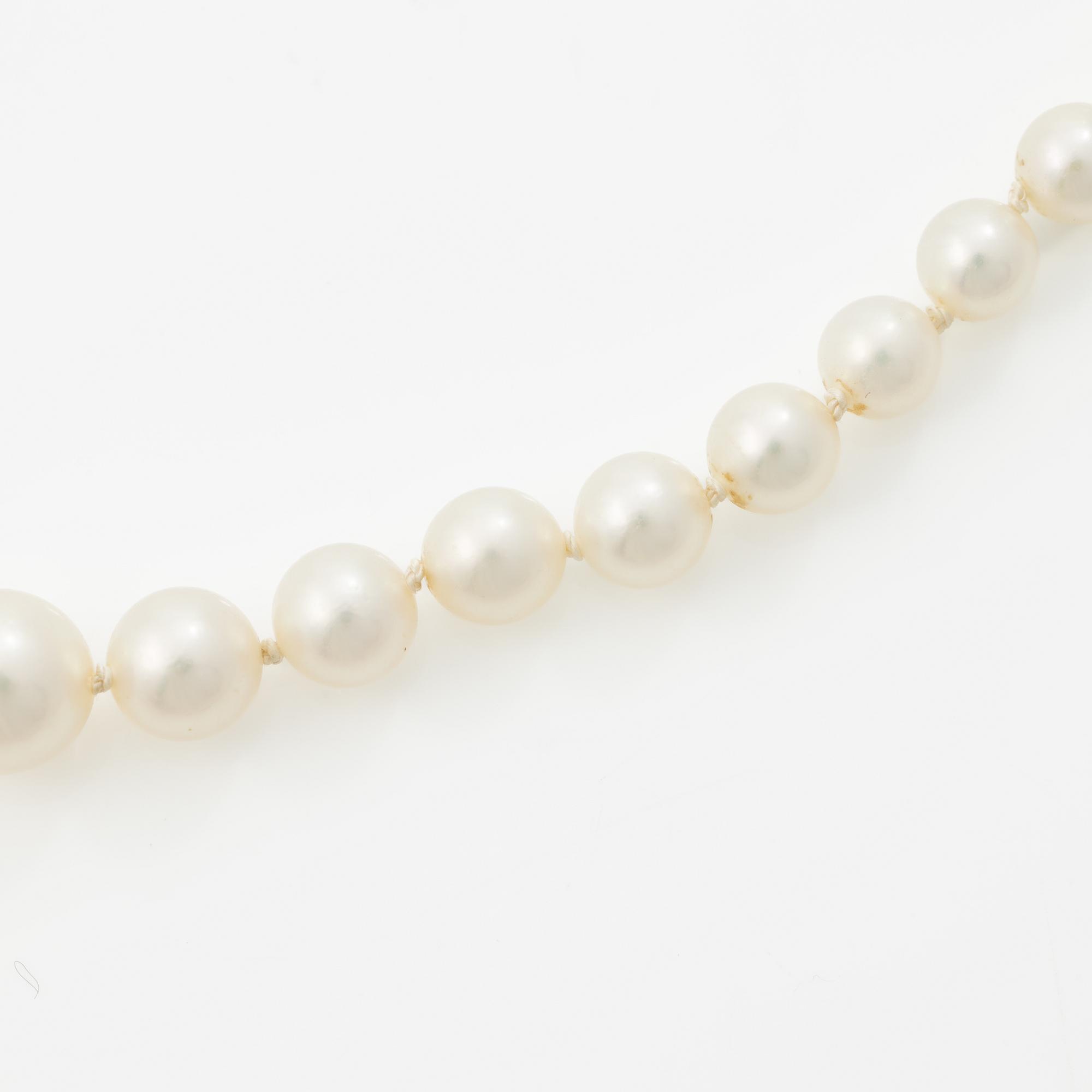 Pärlcollier, doserade odlade pärlor, med lås i 18K guld med små diamanter.
