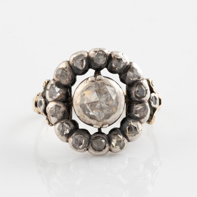 Ring med rosenslipad diamant.