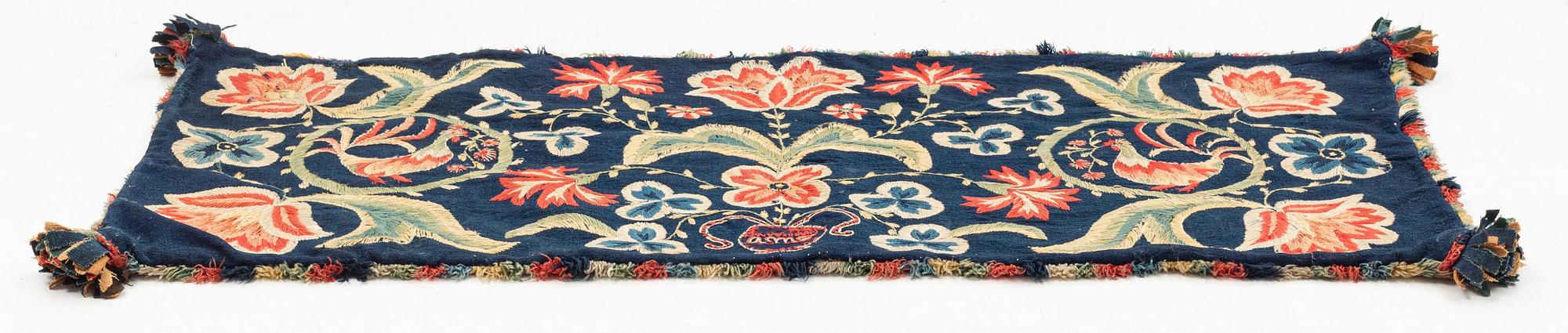 Åkdyna, broderad, ca 108 x 48 cm, signerad AMA, Skåne, 1800-talets första hälft.