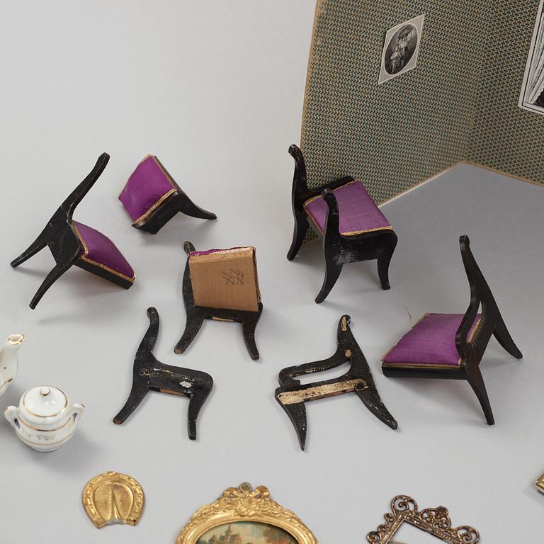 a set of dollhousefuniture and objects including Waltershausen.