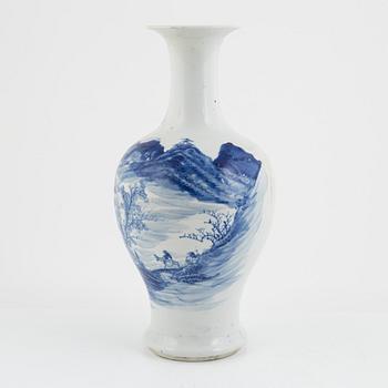 A Chinese blue and white porcelain vase, late Qing dynasty/1900.