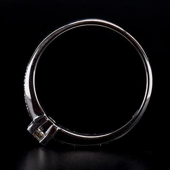 RING, vitguld 14K, mittsten princesslipad diamant 0,19 ct, sidostenar tot. 0,15 ct. Vikt 2,9 g.