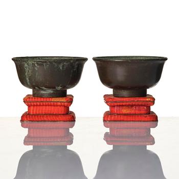 Koppar, två stycken samt klockor, två stycken, brons. Sen Ming-/tidig Qingdynasti.