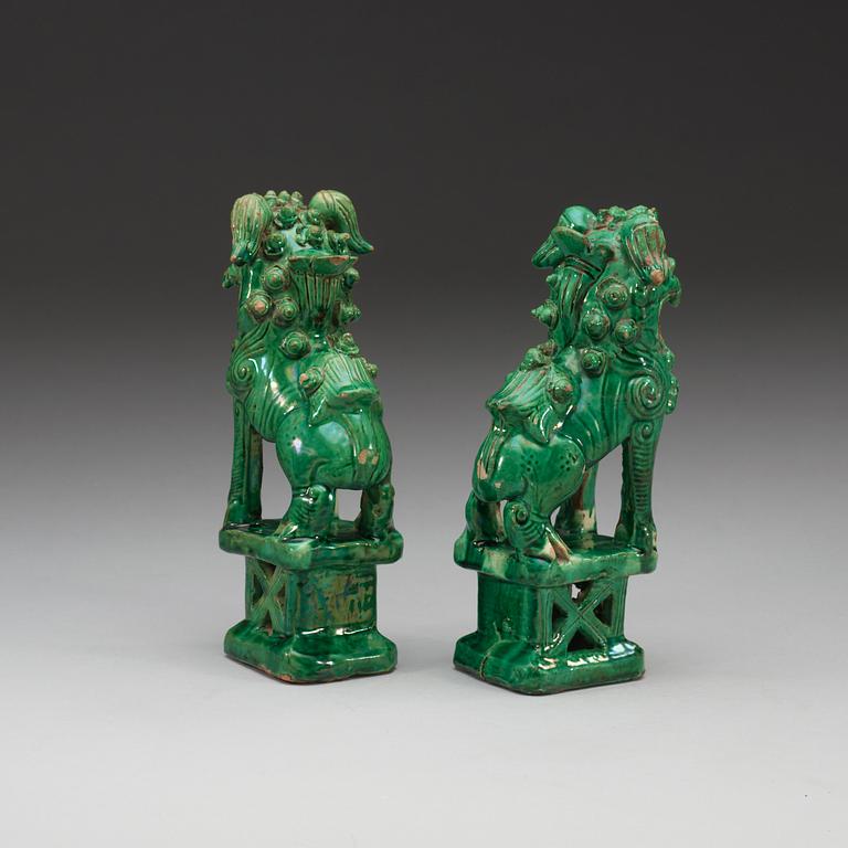 A set of two green glazed buddhistic lions, Qing dynasty.