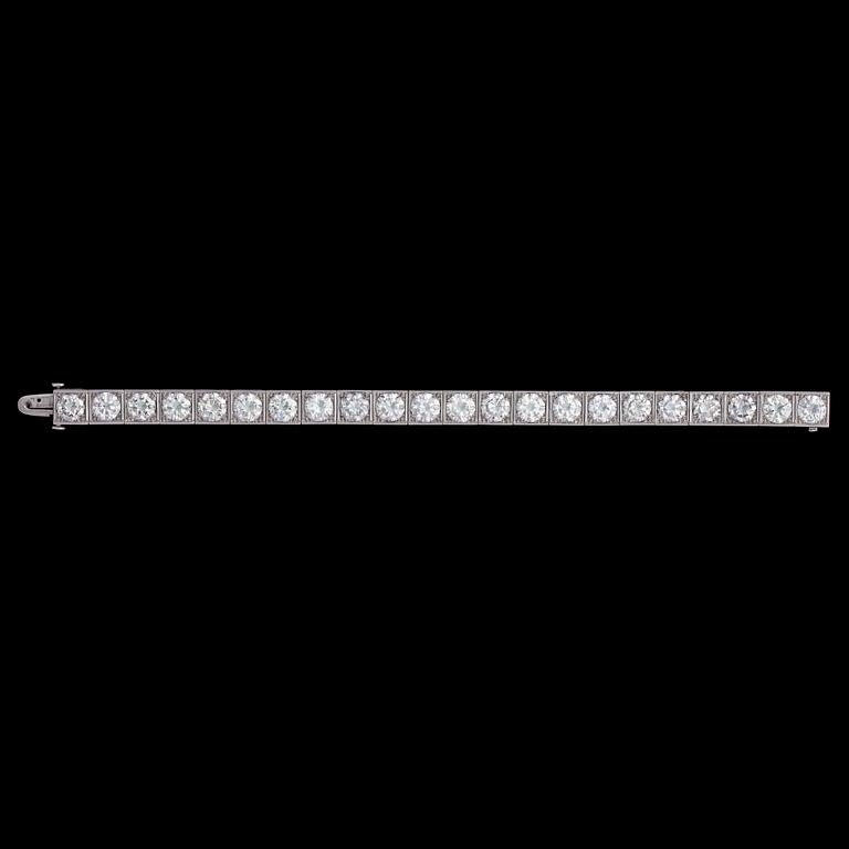 MAGNIFIKT DIAMANTARMBAND, 22 st briljantslipade diamanter, alla stenar över 1 ct st, 1.23 ct - 1.02 ct, tot. 26.50 ct.