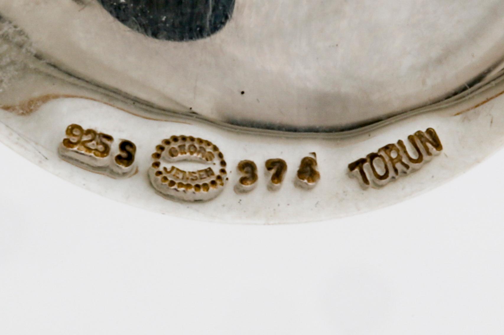 Torun Bülow-Hübe, Georg Jensen, hänge sterling silver, nr 374 "Möbius" small, approx 3 x 3 cm, original case and box.