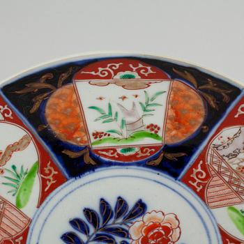 A japanese imari dish, 20th century.