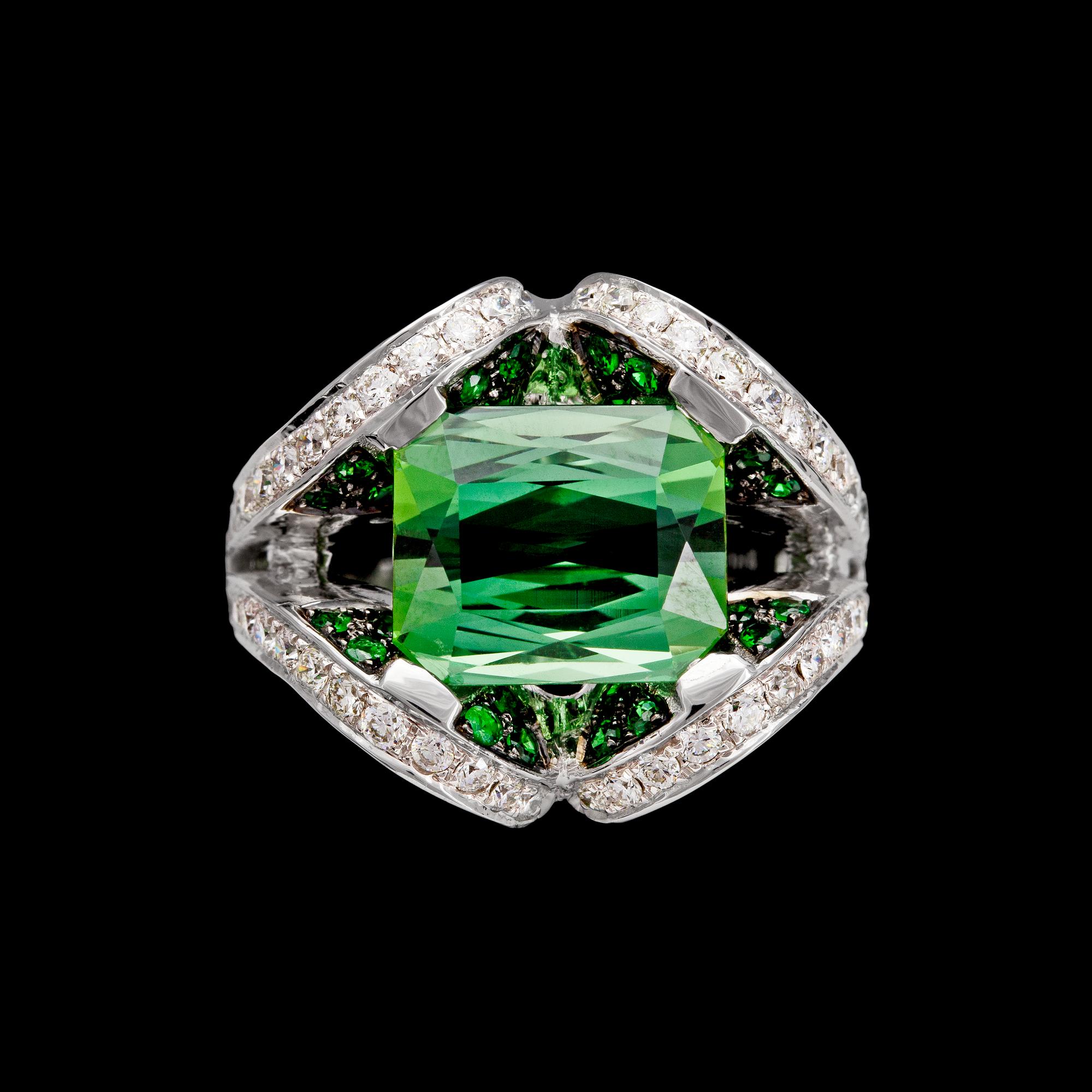 RING, gröna turmaliner, tot. 7.66 ct, och briljantslipade diamanter, tot. 0.87 ct.