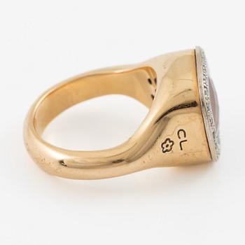 Charlotte Lynggaard, Ole Lynggaard, ring, "Cushion" 18K guld med rosatonad sten och briljantslipade diamanter.