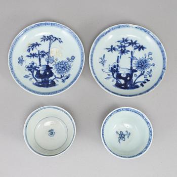 KOPPAR med FAT, ett par, porslin. Qingdynastin, Qianlong (1736-95).