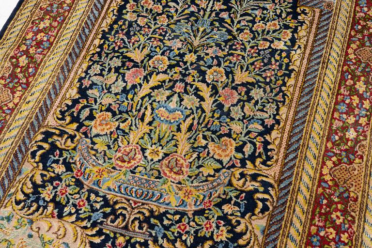 Matta, Kirman, ca 246 x 152 cm.