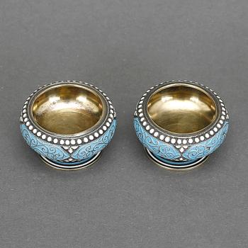 SALTKAR, ett par, silver och emalj, David Andersen, Oslo ca 1900. Tot vikt 45 gram.