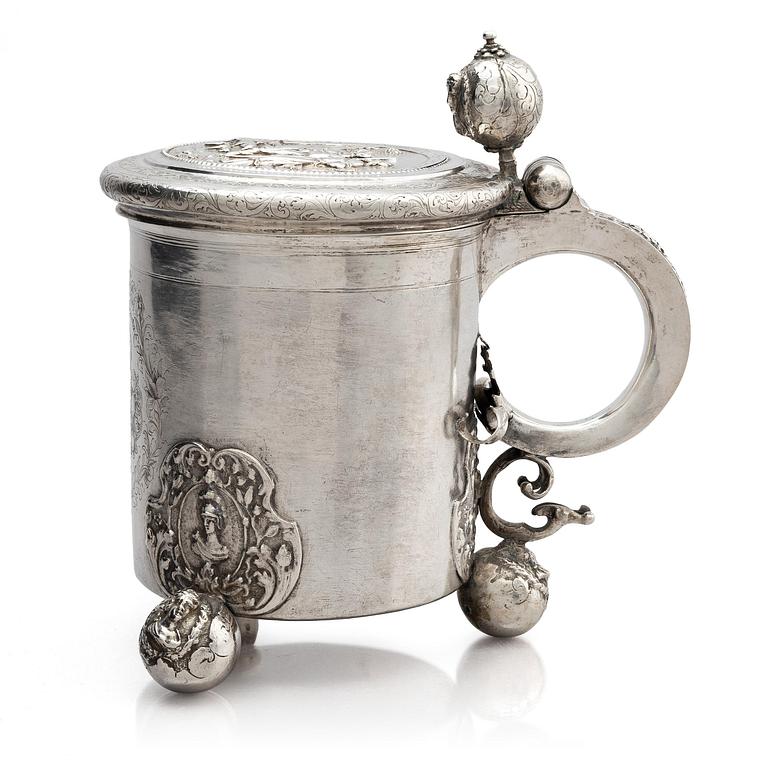 Andreas Berg, dryckeskanna, silver, (verksam 1712-1717), Pärnu, Estland. Senbarock.