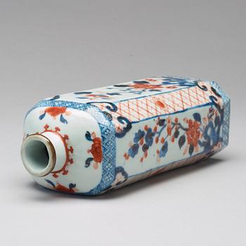 An imari bottle flask, Qing dynasty, Kangxi (1662-1722).