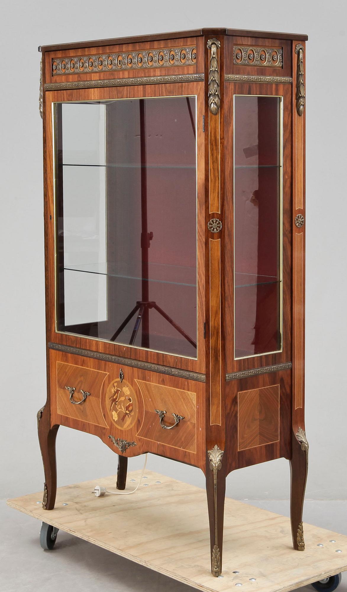 VITRINSKÅP, Louis XVI-stil, 1900-talets mitt.