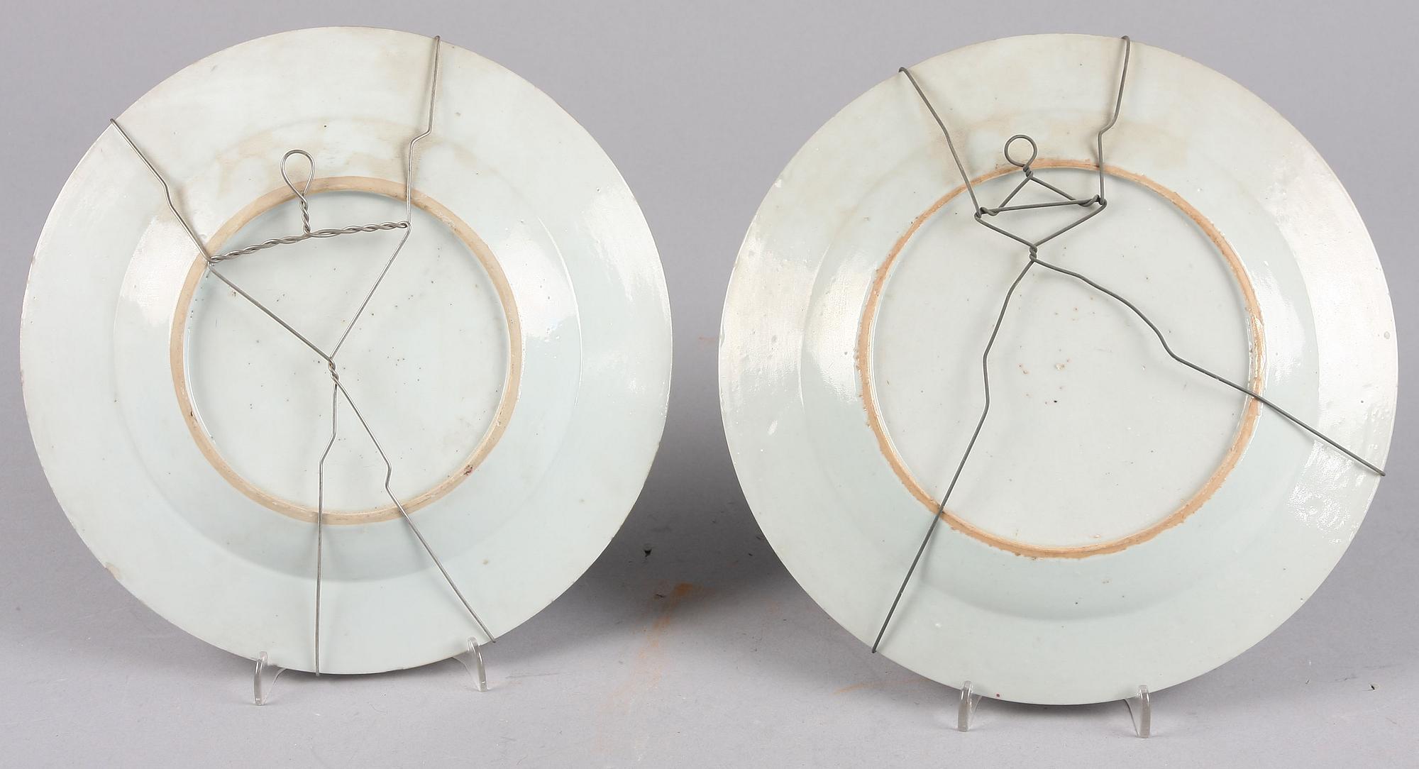 TALLRIKAR, 2 st olika, porslin, Kina, 1700-tal.