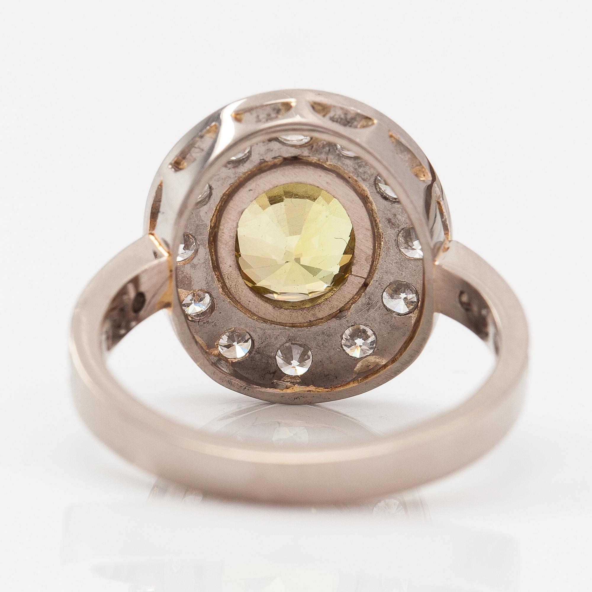 Ring, 14K vitguld, krysoberyll ca 3.00 ct och diamanter ca 0.80 ct tot enligt certifikat. Erkki Nupponen, Helsingfors.