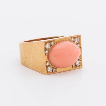 RING 18K guld med diamanter 8/8 ca 0,20 ct totalt samt 1 korall ca 10 x 15 mm.