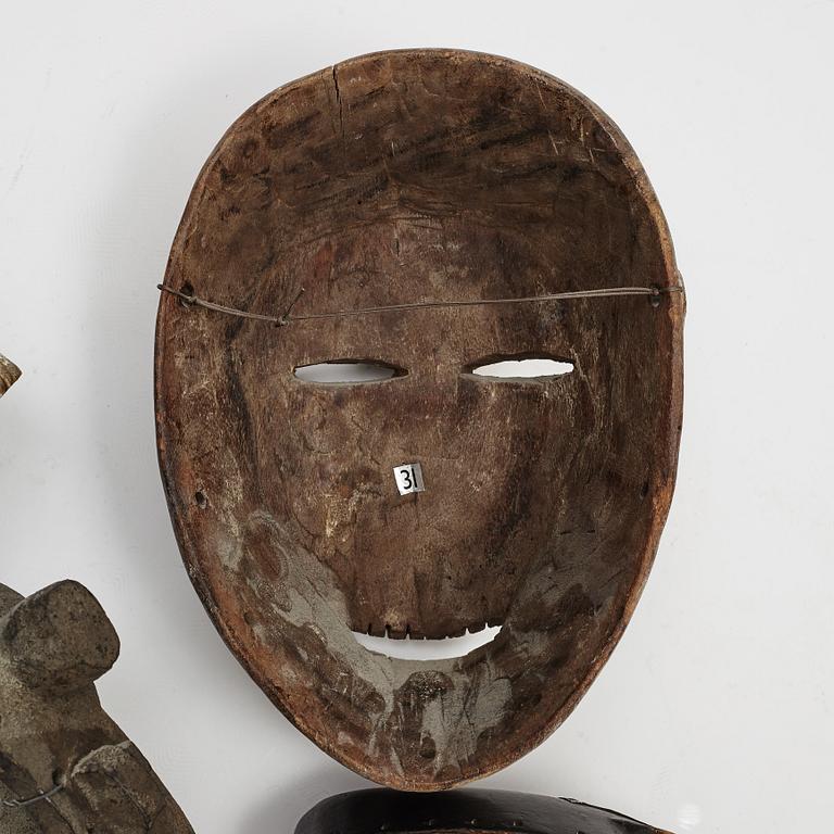 Masker, 4 st, enligt uppgift Dan, Liberia, Ibibio, Nigeria, Varega, Kongo, Songe, Kongo, 1900-talets andra hälft.