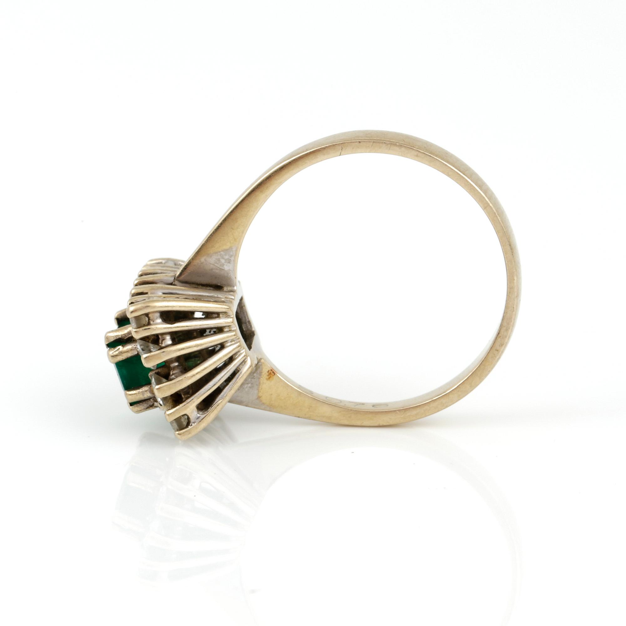 RING, 18K vitguld med smaragd ca 0,76 ct, och briljantslipade diamanter, tot ca 0,60 ct. Vikt 5,18 g.