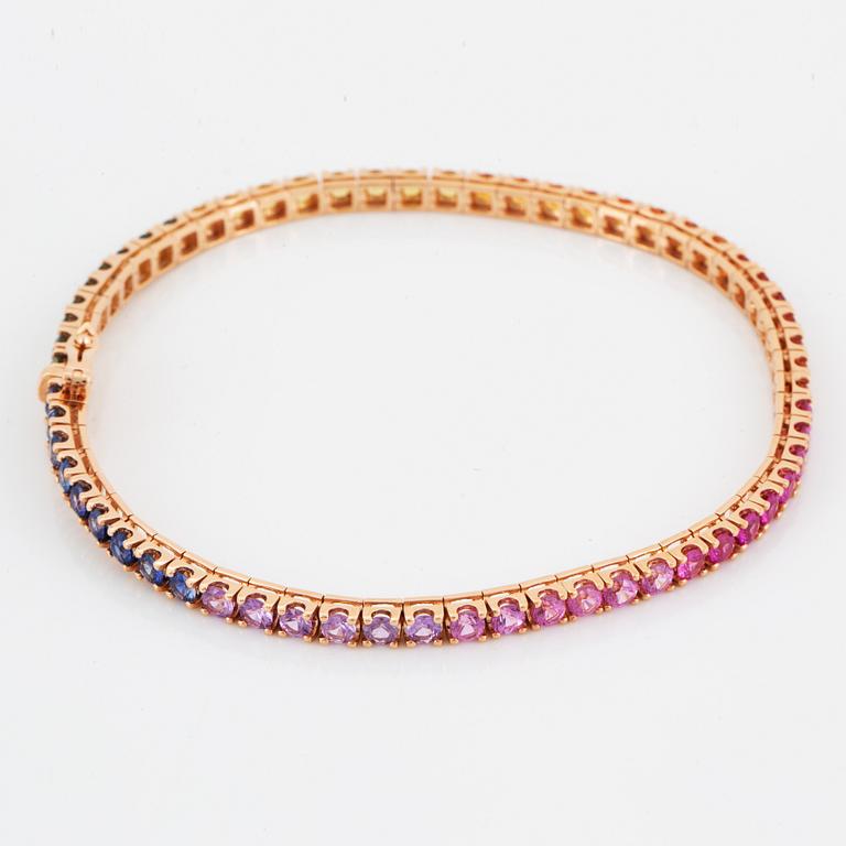 TENNISARMBAND, med multifärgade runda fasettslipade safirer.