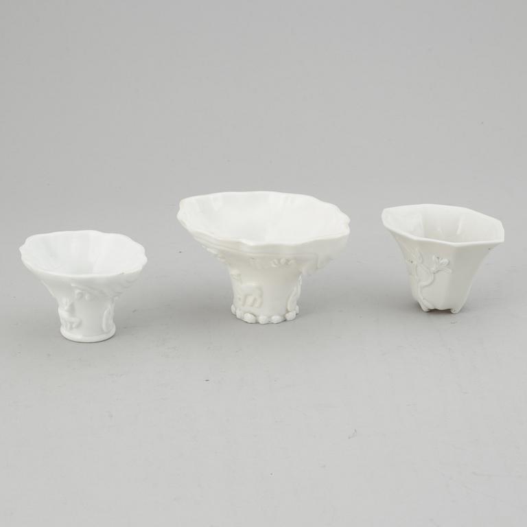Vinofferbägare, 3 st, blanc de chine. Qingdynastin, 1700/1800-tal.