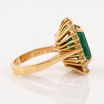 Ring, cocktailring, 18K guld med smaragdslipad smaragd och briljantslipade diamanter.