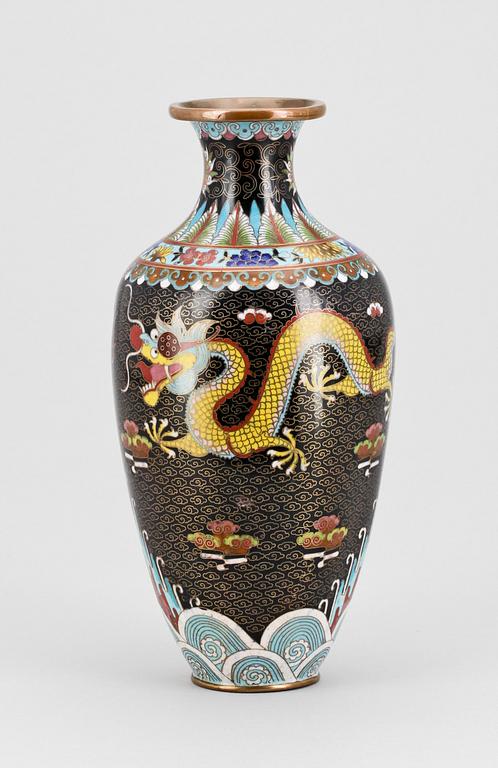 VAS, cloisonne, Kina 1900-tal.