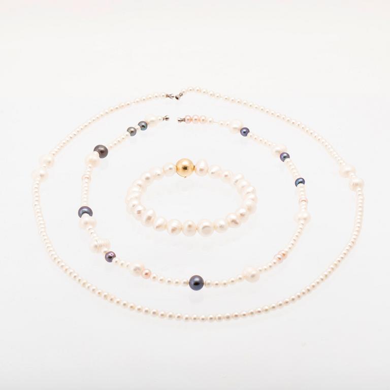 Ole Lynggaard, odlade pärlor 2 st collier samt ett armband och lås i 18K guld.
