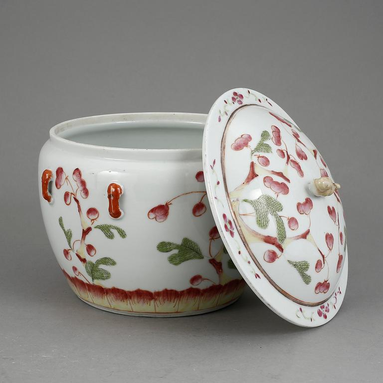 KRUS MED LOCK, porslin, Kina, 1900-tal.