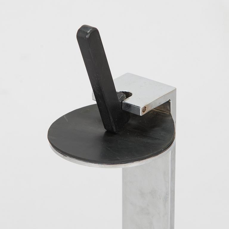 Jouni Leino, Tarjotinpöydän jalusta ,"Grip" Jouni Leino Design Studio 2009.