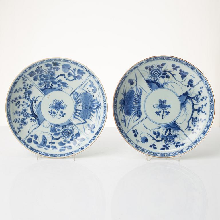 A pair of blue and white dishes, Qng dynasty, Kangxi (1662-1722).