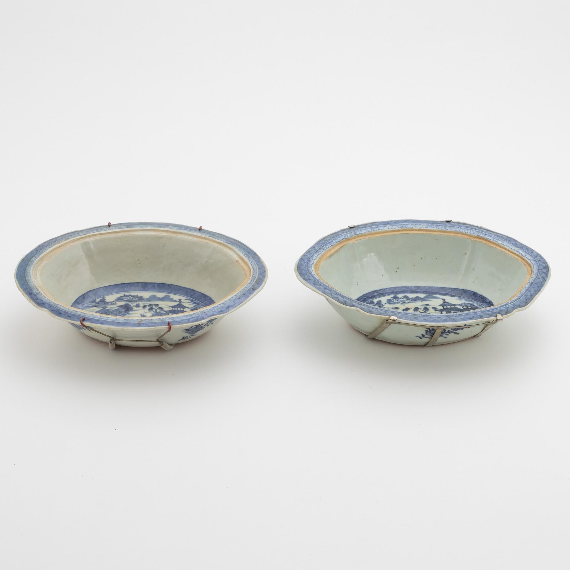 Skålfat, två stycken, porslin, Kina, Jiaqing, (1796-1820).