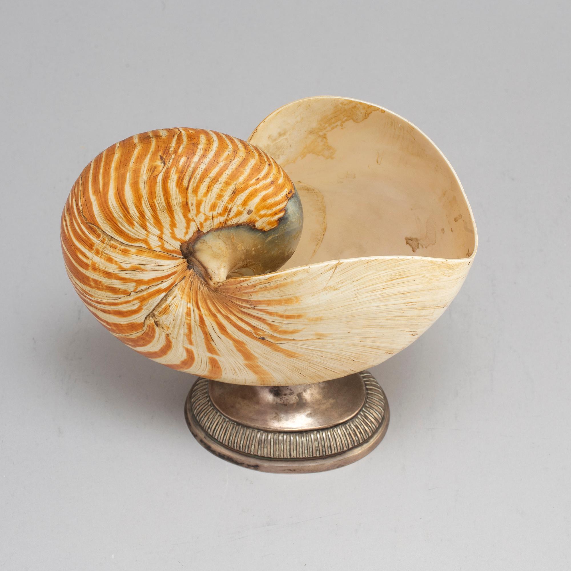 THEODOR JORTZ. A silver and shell bowl. Skänninge, 1826.