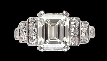 1123. RING, smargdslipad diamant, 2.54 ct, samt mindre diamanter.