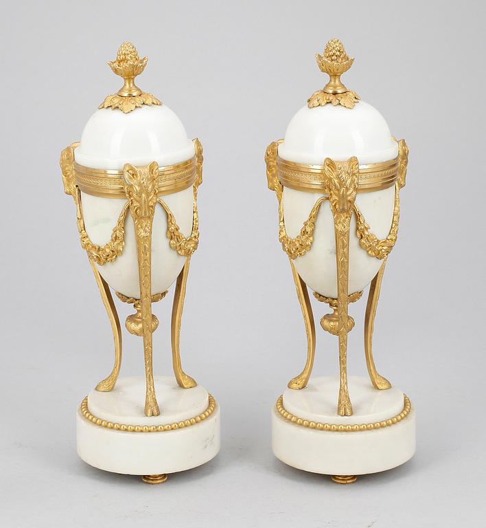 CASSOLETTER, ett par, Louis XVI-stil, 1800-talets andra hälft.