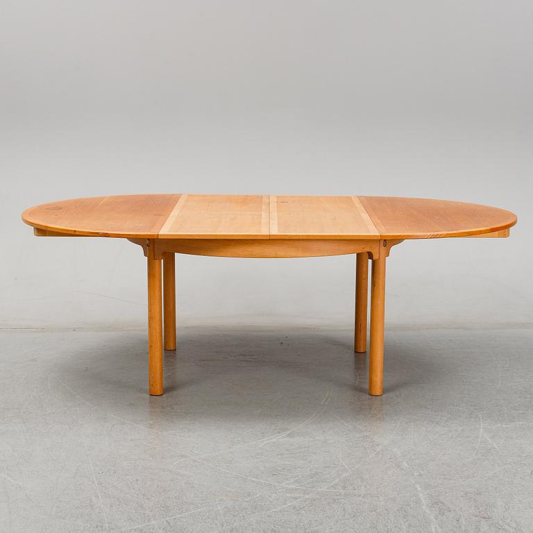 A 'Öresund' oak veneered dining table by Børge Mogensen, Karl Andersson & Söner. 2 foldable leaves included.