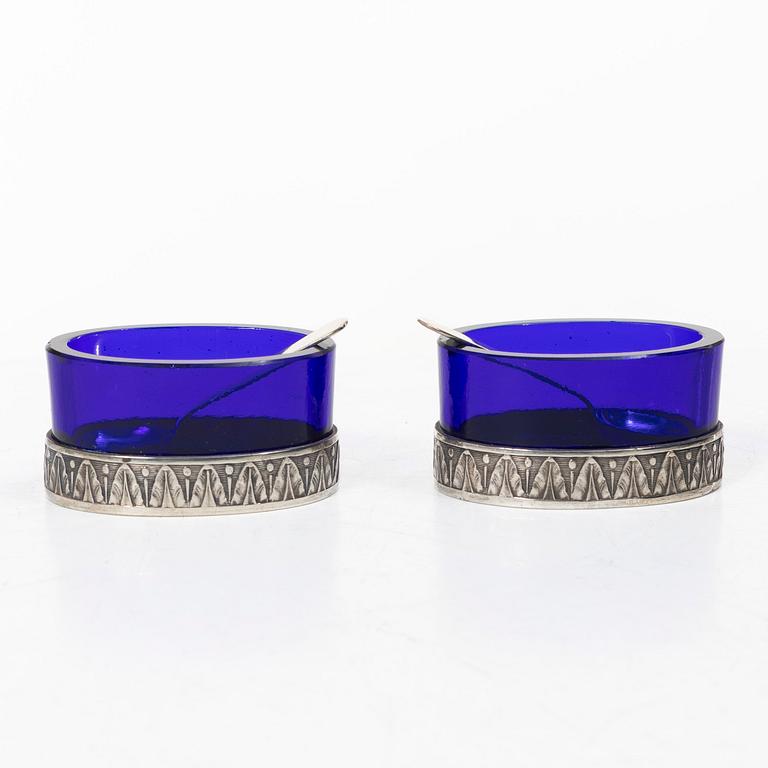 Wiwen Nilsson, A pair of silver salt cellars with spoons, 1949–1950.