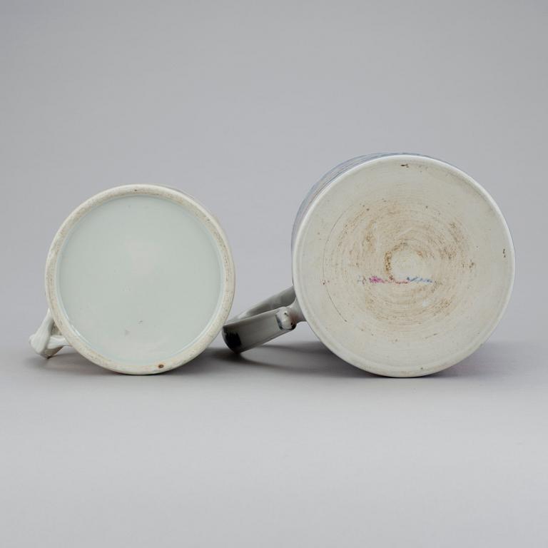 MUGGAR, 2 st, porslin, Kina, omkring 1800.