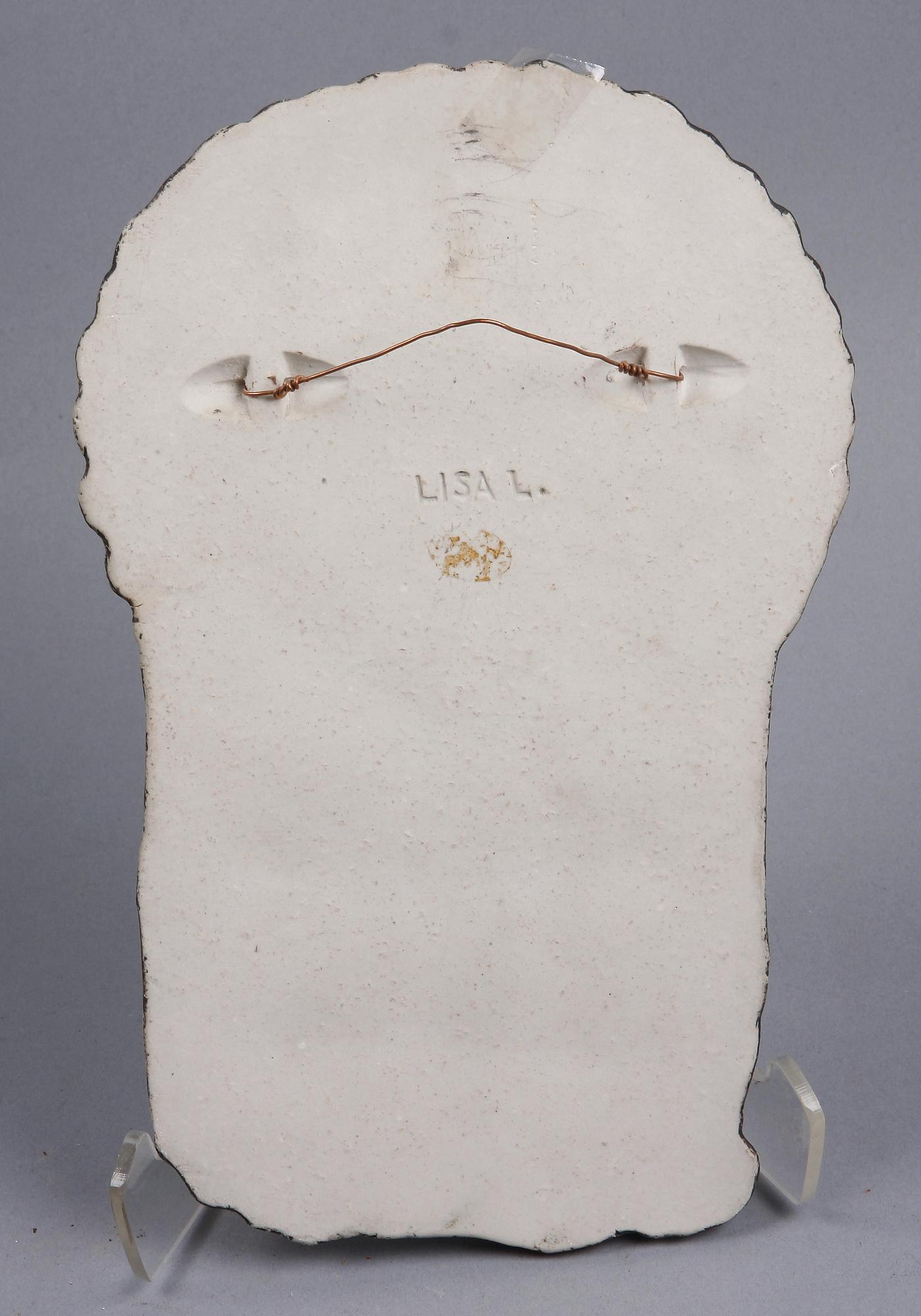 FIGURIN samt VÄGGPLAKETT, stengods, Lisa Larson, Gustavsberg.