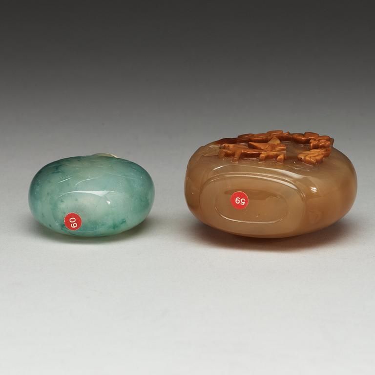 A green stone snuff bottle with stopper and a agate snuff bottle with stopper, Qing dynasty (1644-1912).