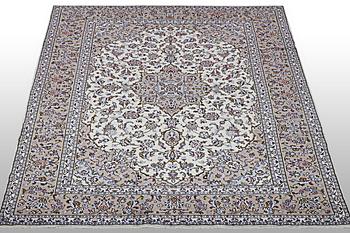 A carpet, Kashan, ca 291 x 203 cm.